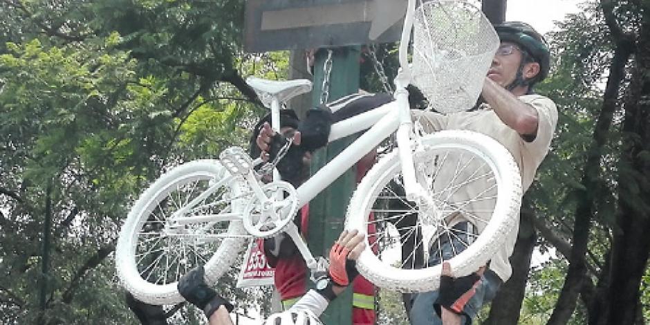 Con bici fantasma recuerdan a ciclista muerta en la Álamos