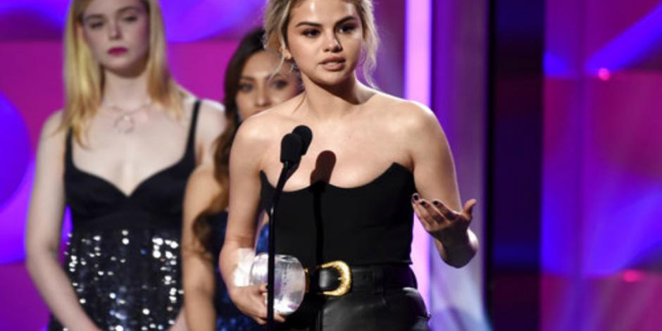 Selena Gómez llora al recibir el Premio a la Mujer del Año