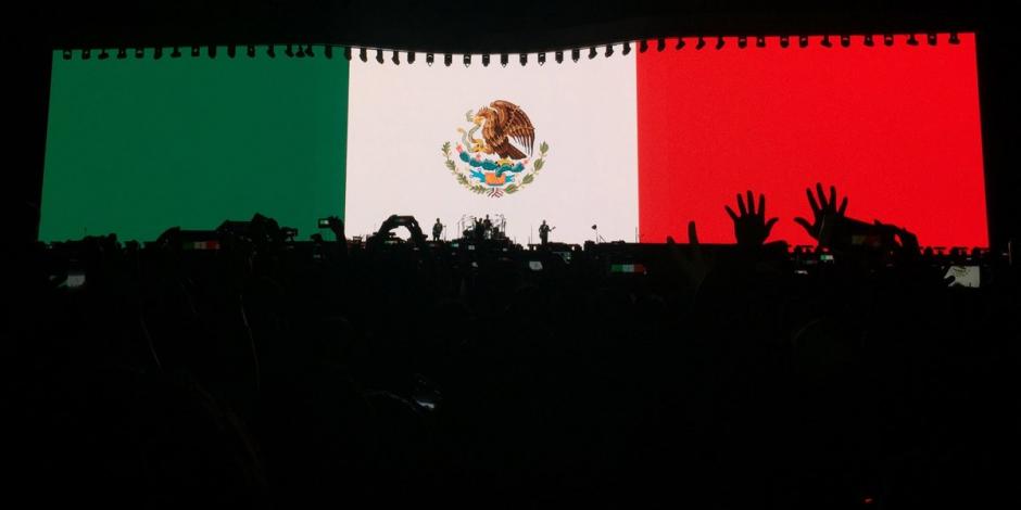 U2 pone a cantar el Cielito Lindo a más de 20 mil mexicanos