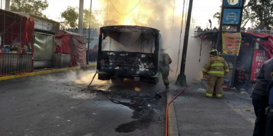Microbús se incendia en paradero de Taxqueña; no se reportan lesionados