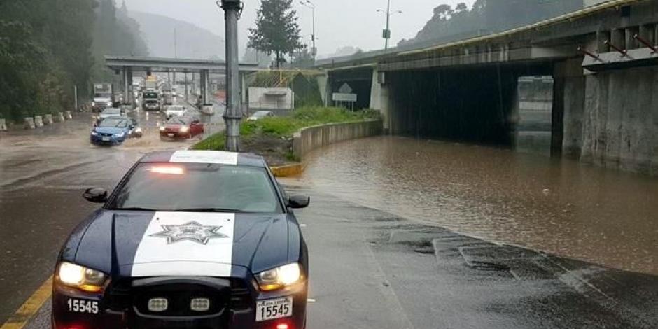 Afecta anegación al tránsito en la México-Toluca