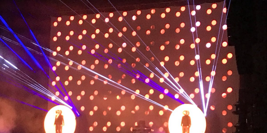 Pet Shop Boys prende a fans mexicanos en el Palacio de los Deportes