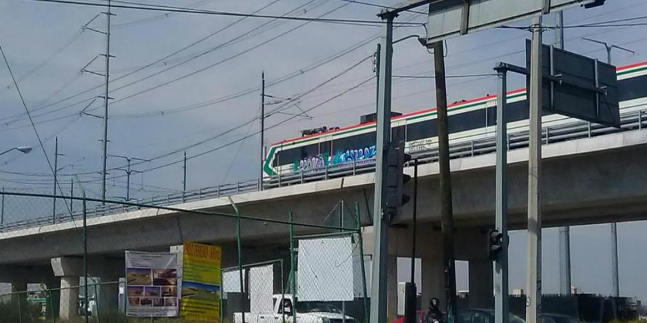 Grafitean tren que circulará en la ruta México-Toluca