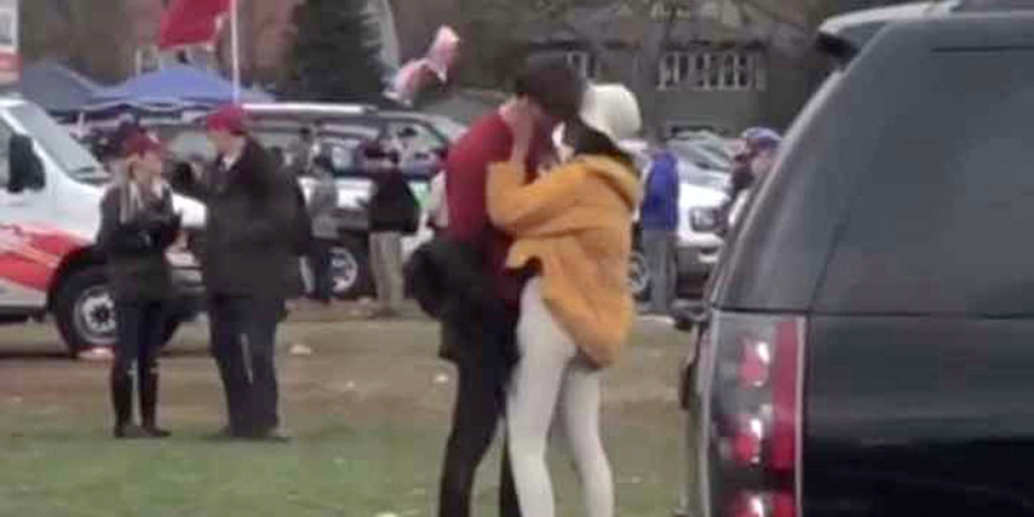 Malia Obama desata polémica al ser captada besando a un chico