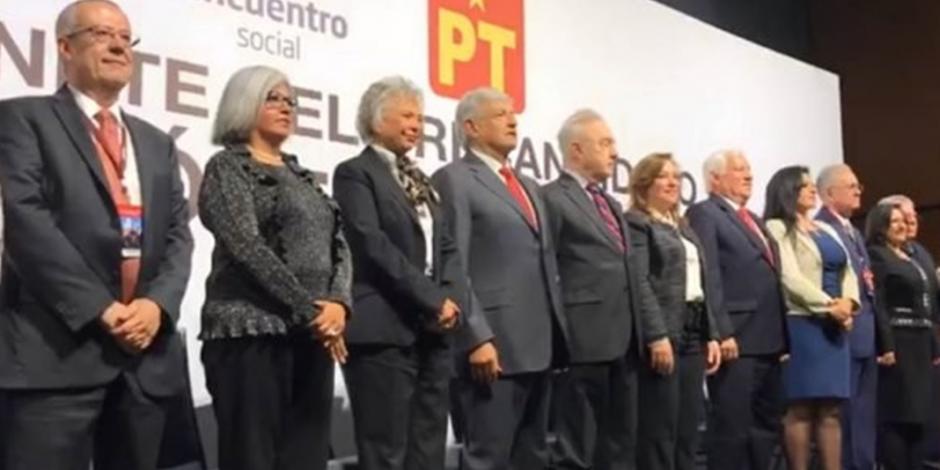 En acto de arranque de precampaña Obrador presenta a su gabinete