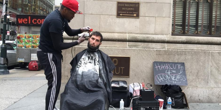 FOTOS: Regalan barbería a joven que hace cortes gratis a indigentes