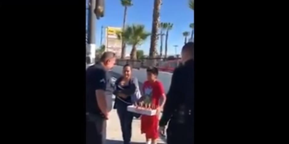 VIDEO: Niño llora cuando policías le regalan un pavo en LA