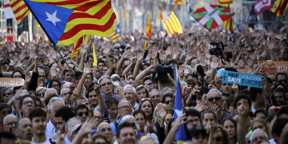 FOTOS: Catalanes salen para celebrar “Fiesta de la República” en Barcelona