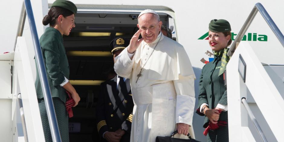 En vuelo a Colombia, el Papa pide “diálogo con todos” en Venezuela