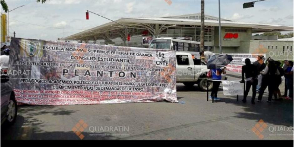 Normalistas bloquean terminal de autobuses y crucero en Oaxaca