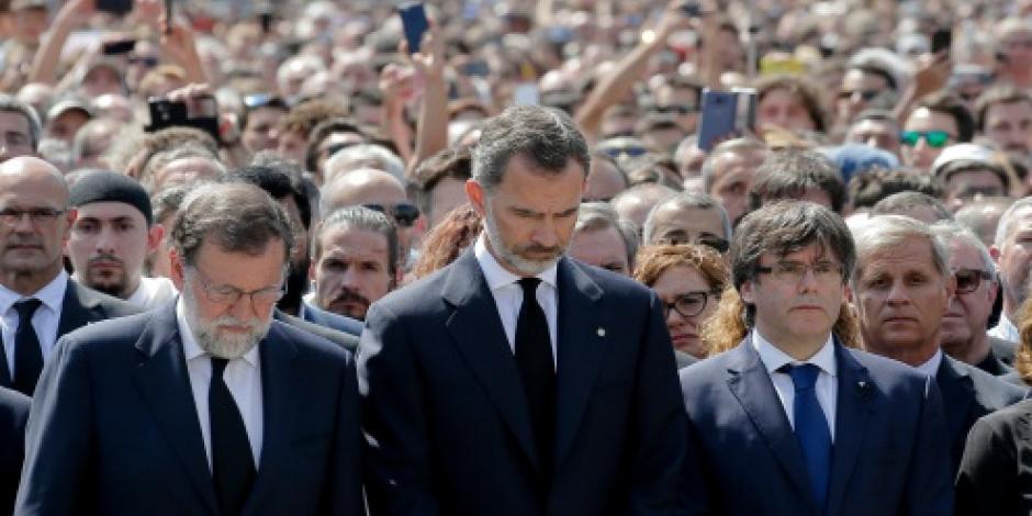 Rey Felipe VI encabeza minuto de silencio por víctimas en Barcelona