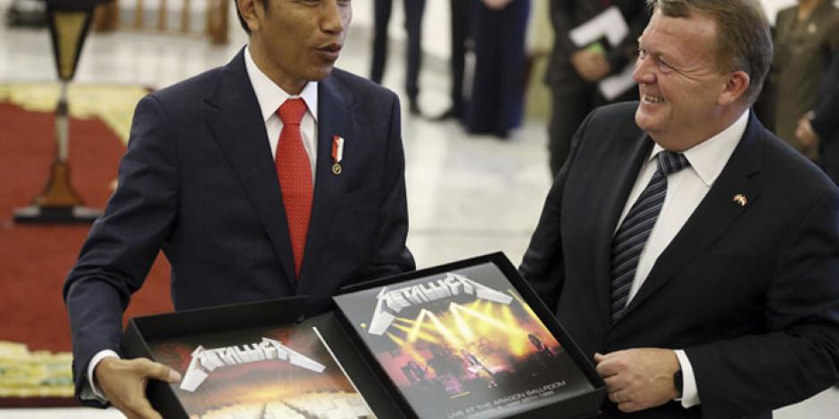 Primer Ministro danés regala álbum de Metallica a presidente de Indonesia