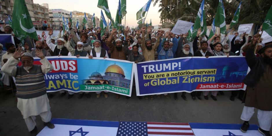 Estalla violencia en territorios palestinos tras decisión de Trump