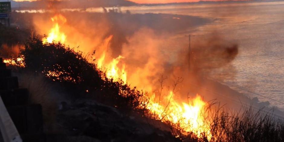Incendios amenazan comunidades costeras en California