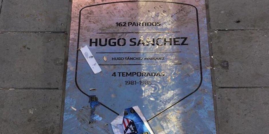 Aficionados del Atleti vandalizan placa de Hugo Sánchez
