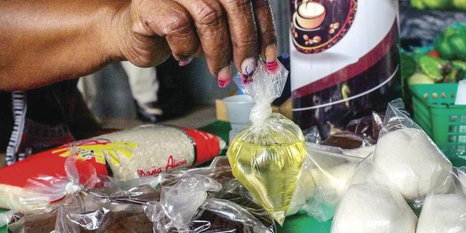 Por crisis venezolanos compran comida por cucharadas, no kilos