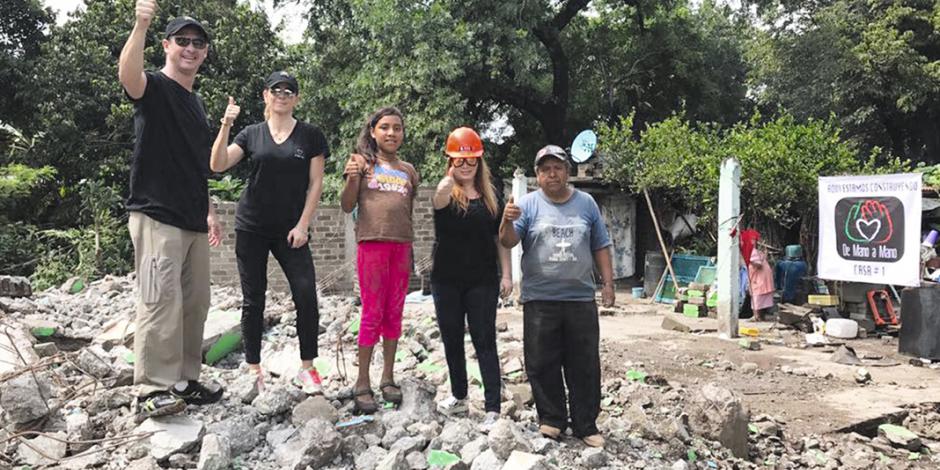 Reconstruyen vida de 15 familias en Puebla