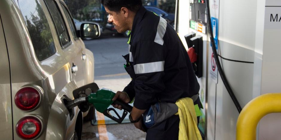 Precio de la gasolina Premium baja un centavo, cuesta 18.40 pesos