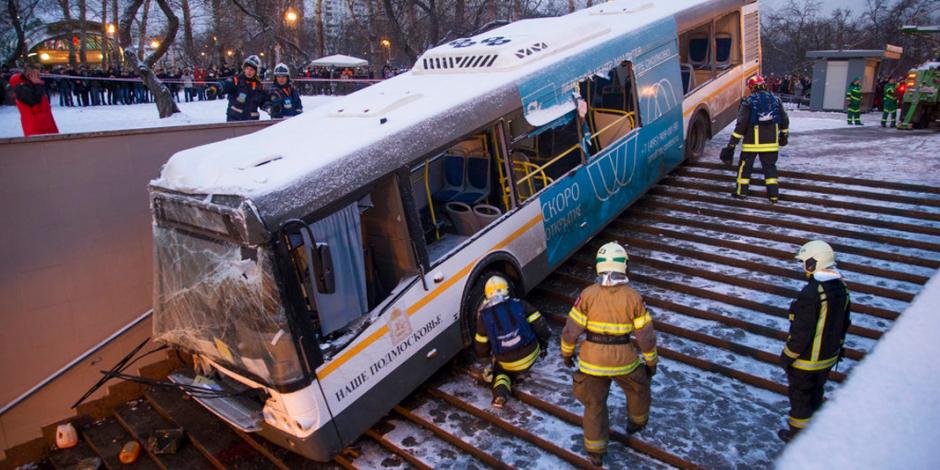 VIDEO: Autobús invade entrada del metro en Moscú, al menos 5 muertos