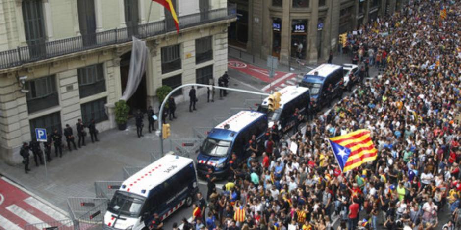 Miles marchan en España tras represión en referéndum de Cataluña