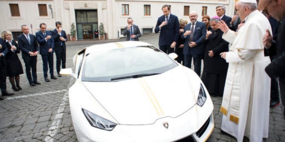 ¡Échate un regalito! Lamborghini da un auto al Papa