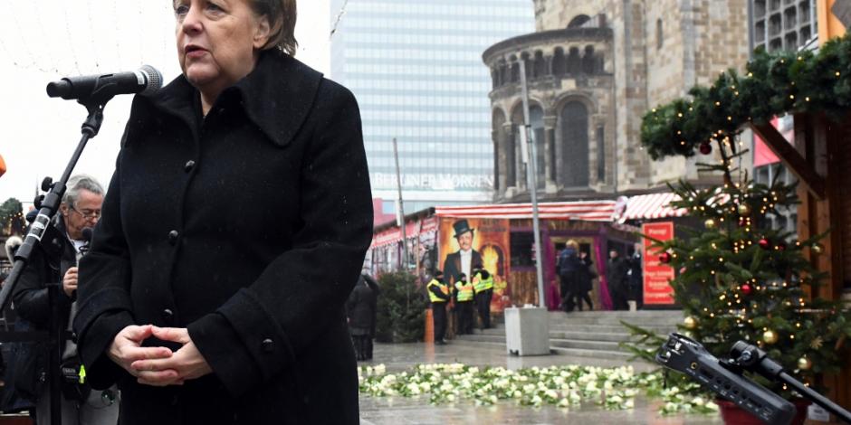 Admite Merkel que hubo fallas al atender ataque en Berlín