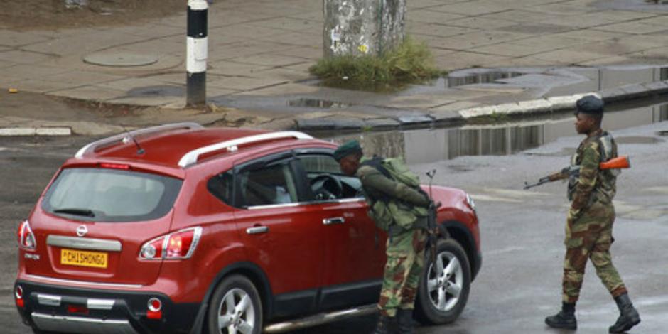 Militares toman el control de Zimbabue; detienen al presidente Mugabe