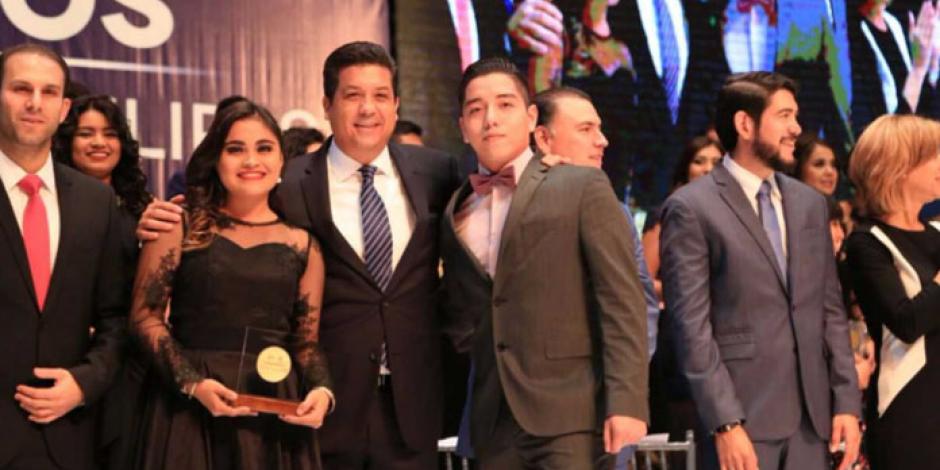 Entrega gobernador de Tamaulipas Premio Estatal de la Juventud