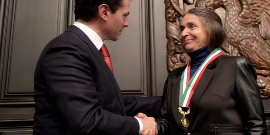 Entregan la medalla Belisario Domínguez a Julia Carabias