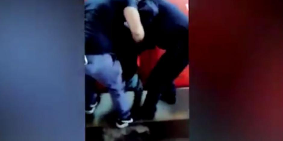 VIDEO: Rescatan policías a invidente que cayó a las vías en Línea B