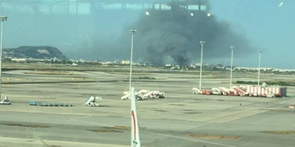 Bomberos extinguen incendio cerca del aeropuerto de Barcelona