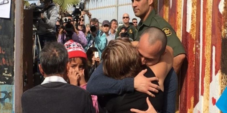Familias de México y EU se reúnen en el muro fronterizo para abrazarse