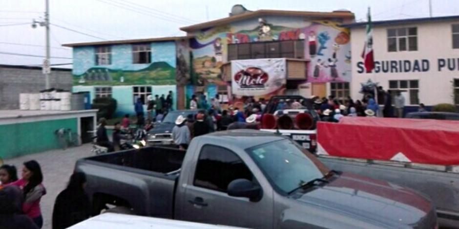 Confunden a policías con delincuentes y casi los linchan en Hidalgo