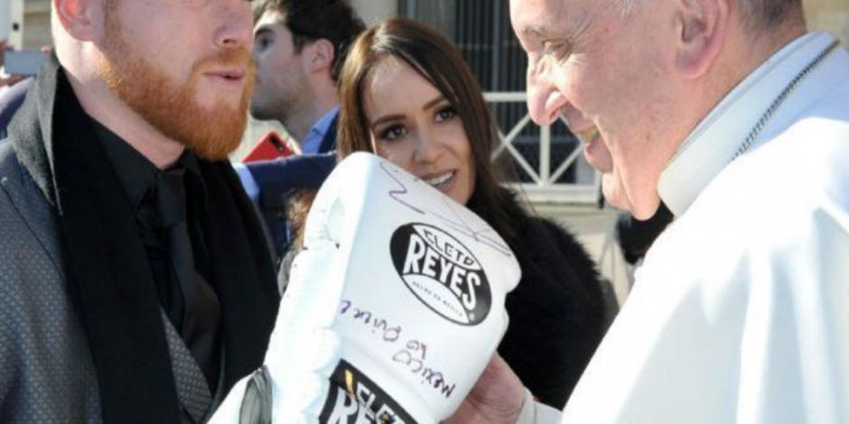 Canelo regaló guantes de boxeo al Papa Francisco