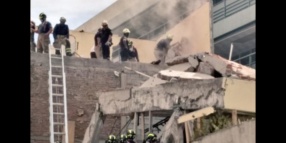 Bomberos realizan labores de demolición del Colegio Rébsamen