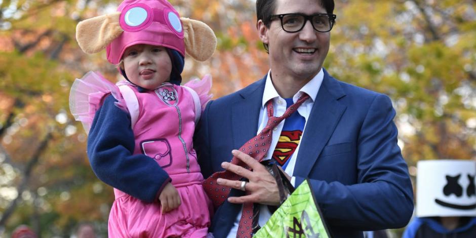 Trudeau se transforma en Clark Kent por Halloween