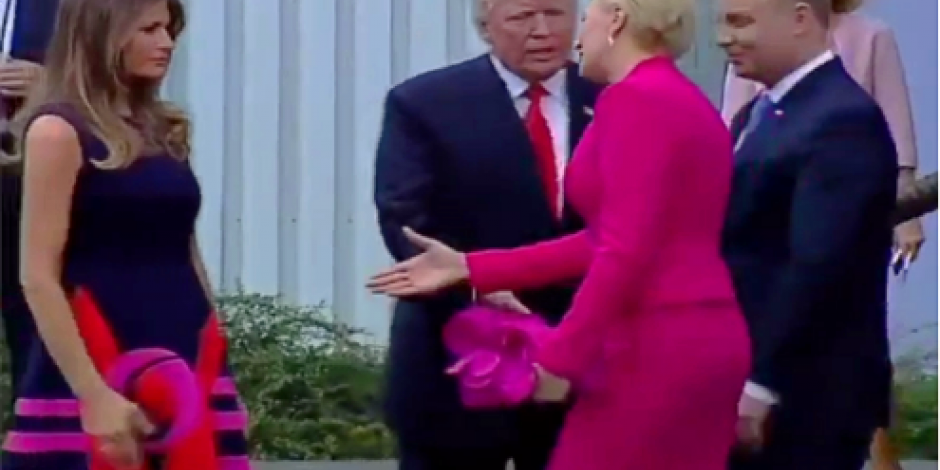 VIDEO: Primera dama de Polonia deja con la mano estirada a Trump