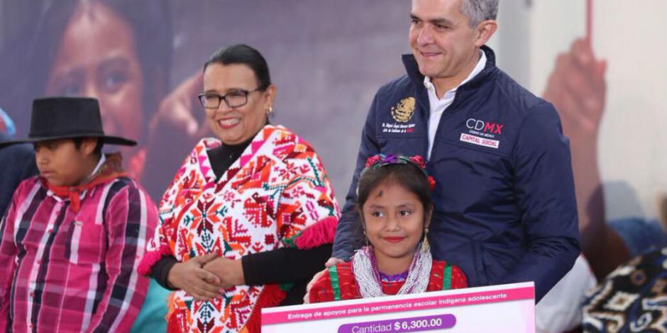 Entrega CDMX mil 500 becas a niños indígenas