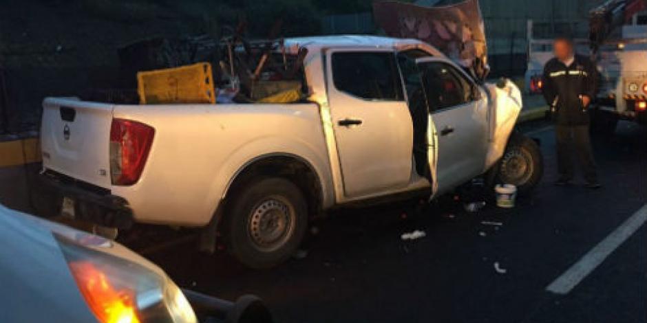Chocan camioneta y grúa en la México-Toluca; tránsito congestionado