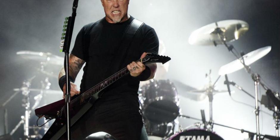 VIDEO: Vocalista de Metallica se cae en show