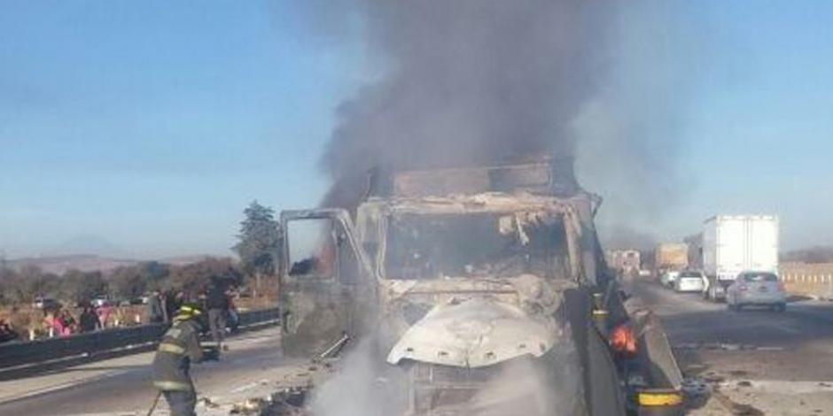 Tráiler choca y se incendia en la autopista Puebla-Orizaba