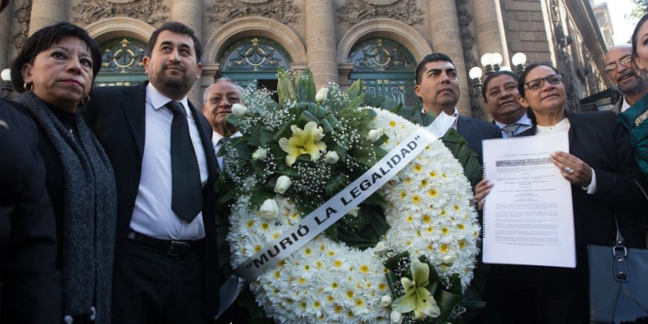 Morenistas llevan corona fúnebre a la ALDF; afirman que “murió la legalidad”