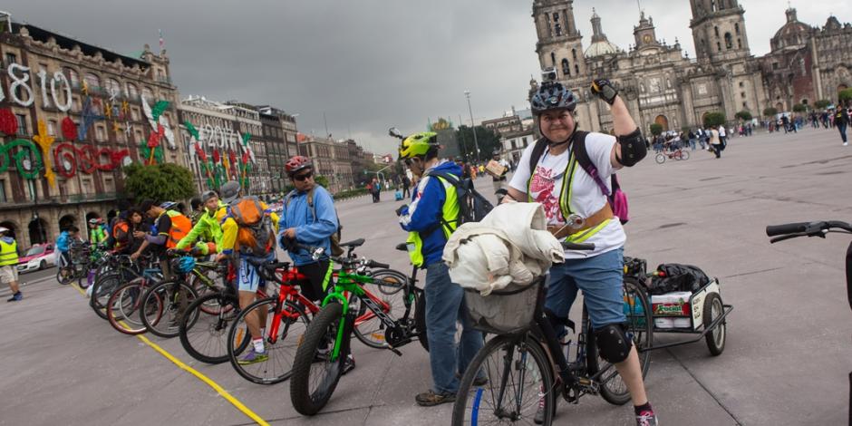 Ciclistas de la CDMX juntan 2 toneladas de alimentos