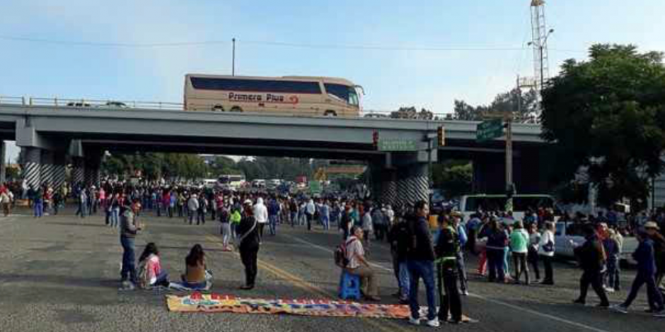 Paralizan sindicalizados oficinas de gobierno y bloquean vialidades en Morelia