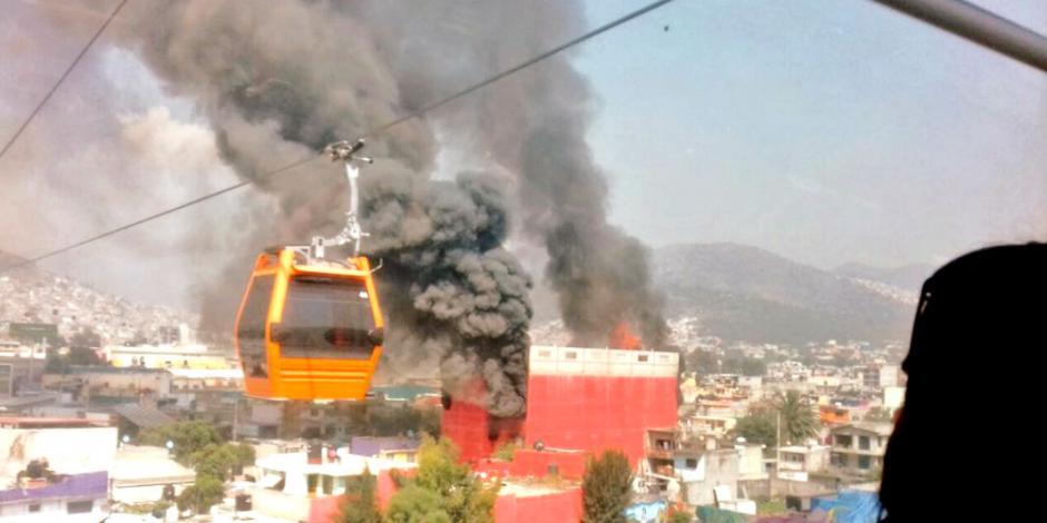 Incendio en Ecatepec consume fábrica de colchones y hule