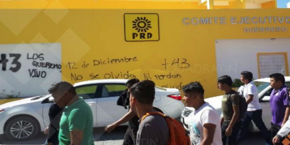 Normalistas atacan con petardos oficinas del PRD en Guerrero