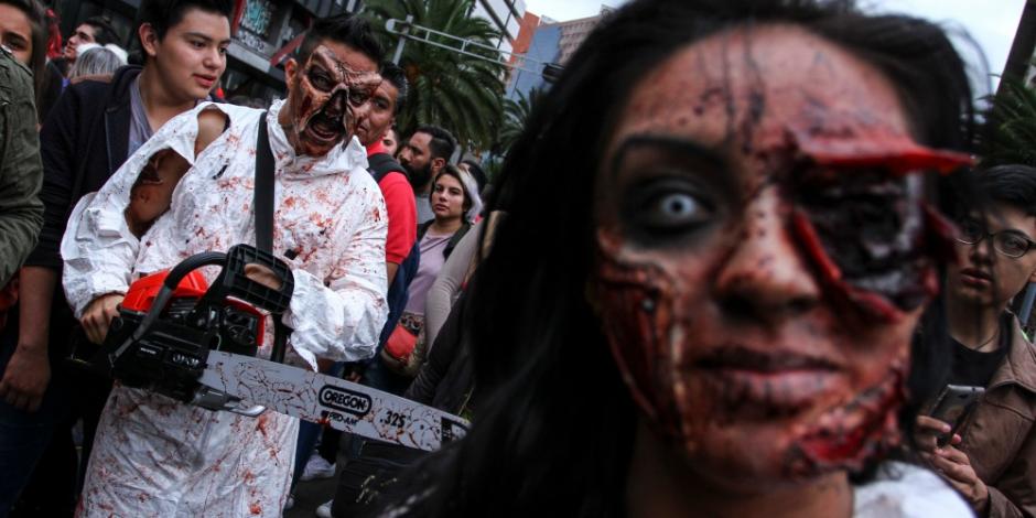FOTOS: Zombies invaden la CDMX y apoyan a damnificados por sismos