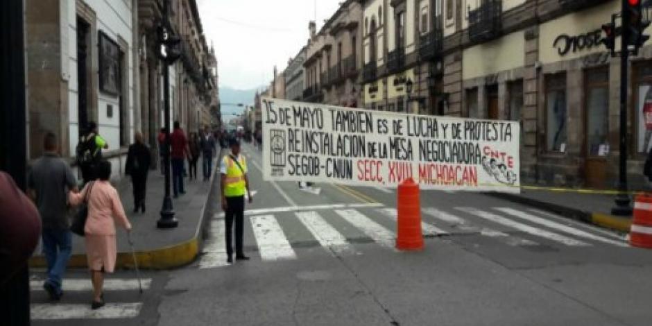CNTE bloquea por cuatro horas Congreso de Morelia