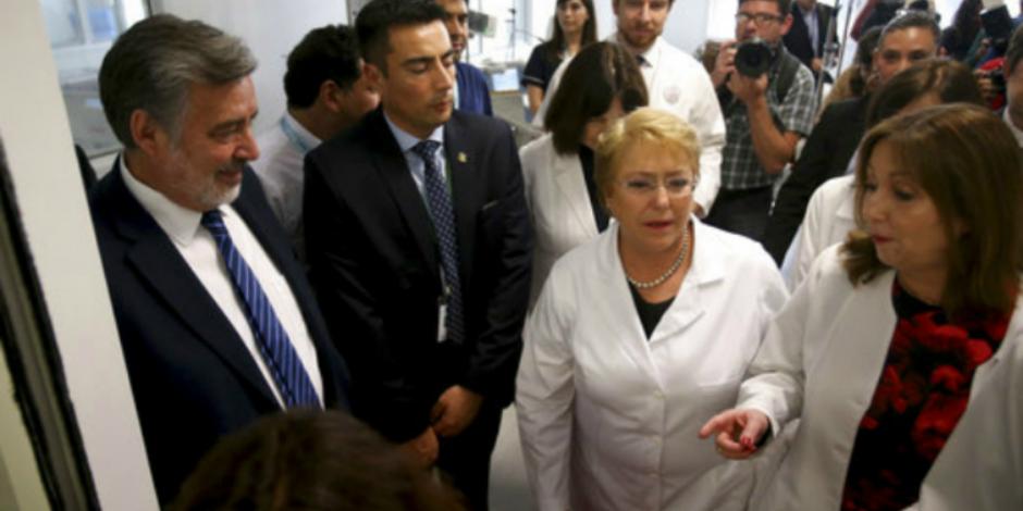 Presidenta Michelle Bachelet vota y llama a los chilenos a sufragar