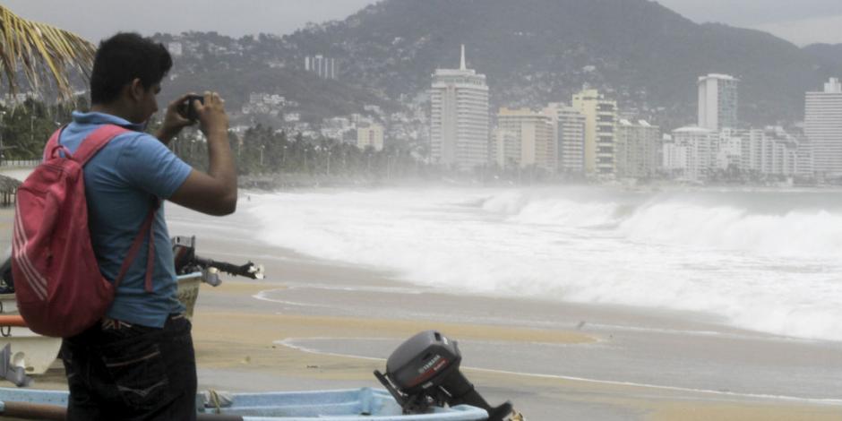 Max ya es huracán categoría 1; suspenden clases en Guerrero